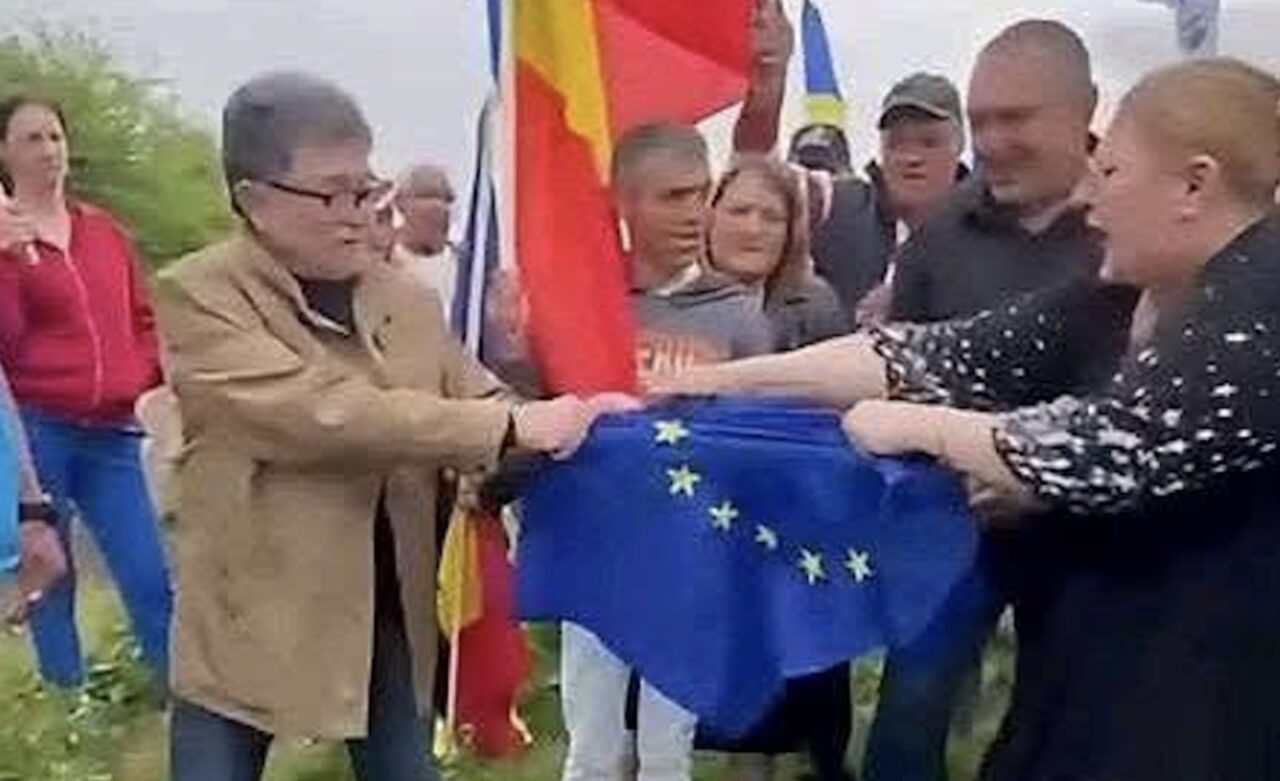 sosoaca-sustine-ca-nicusor-dan-vrea-sa-numeasca-un-premier-de-la-sos-romania.-cine-este-dumitru-manea,-cu-care-sosoaca-rupea-steagul-ue