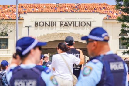 fotograf,-acuzat-ca-a-furat-echipamentul-unei-victime-dupa-atentatul-de-pe-plaja-bondi-din-australia