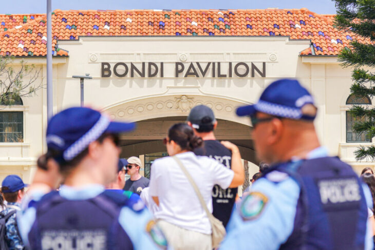 fotograf,-acuzat-ca-a-furat-echipamentul-unei-victime-dupa-atentatul-de-pe-plaja-bondi-din-australia
