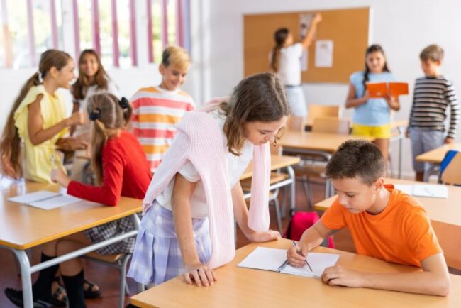 pauzele-de-5-minute-ar-putea-fi-interzise-in-scoli.-semnalul-de-alarma-tras-de-parinti-si-profesori