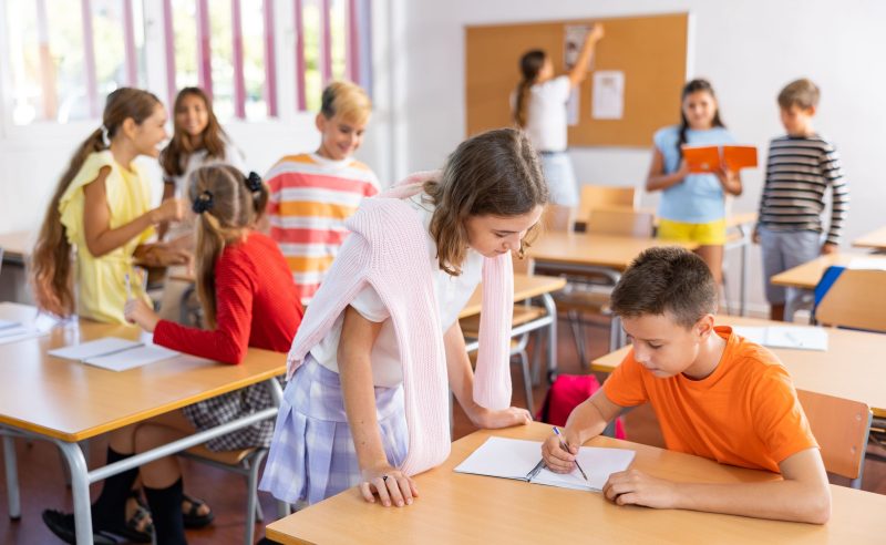pauzele-de-5-minute-ar-putea-fi-interzise-in-scoli.-semnalul-de-alarma-tras-de-parinti-si-profesori