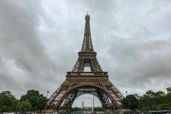 suma-fabuloasa-pentru-care-s-a-adjudecat-un-fragment-din-scara-turnului-eiffel,-dupa-ce-a-fost-scos-la-licitatie