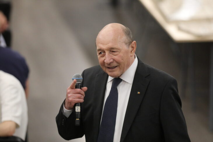 traian-basescu-a-bifat-prezenta-la-zilele-studentilor-timisoarei.-dan-alexa-si-alfred-simonis,-printre-cei-care-au-purtat-dialoguri