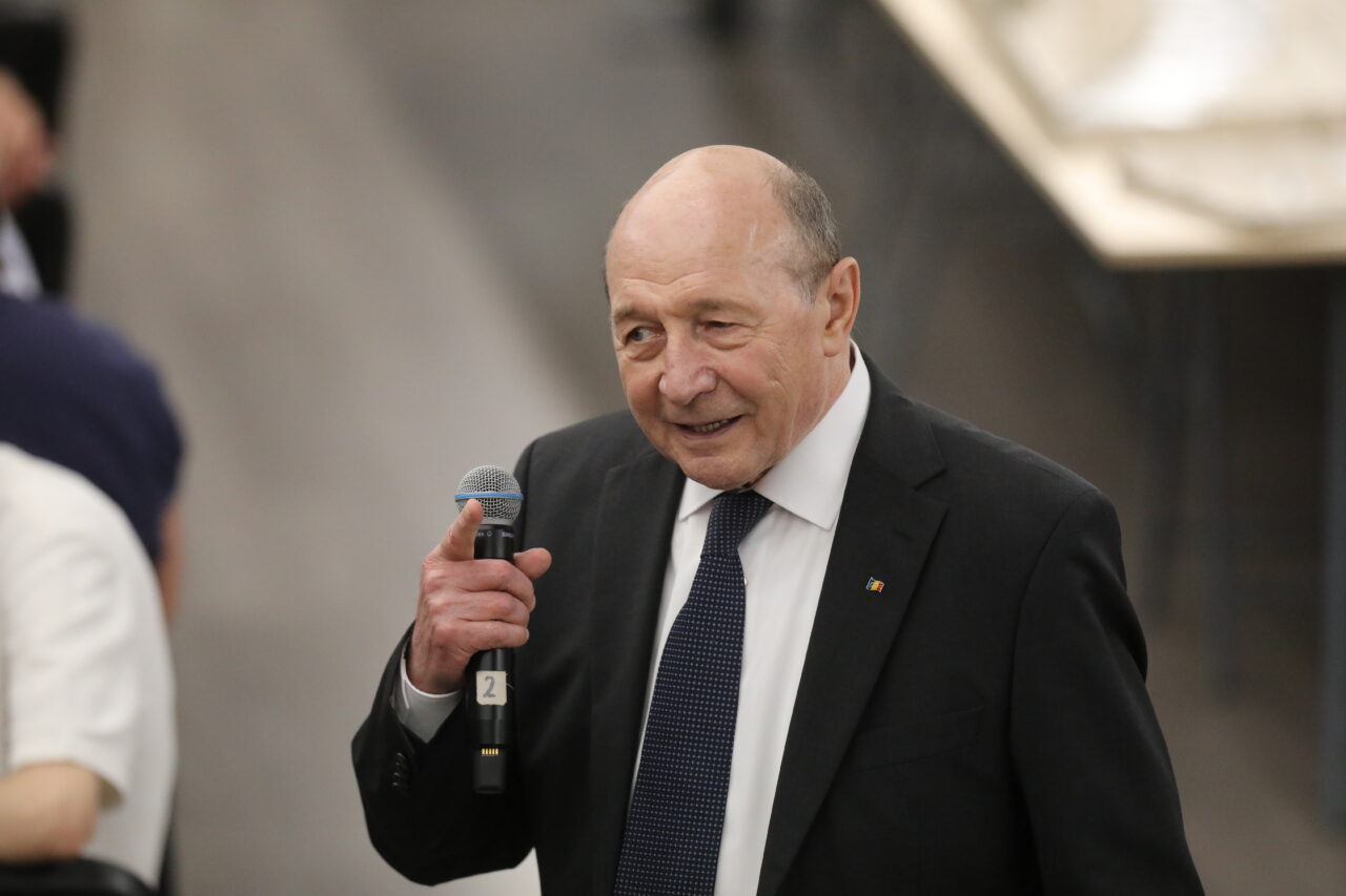 traian-basescu-a-bifat-prezenta-la-zilele-studentilor-timisoarei.-dan-alexa-si-alfred-simonis,-printre-cei-care-au-purtat-dialoguri