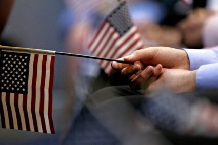 administratia-trump-trimite-solicitantii-de-green-card-inapoi-acasa-pana-la-aprobarea-documentelor