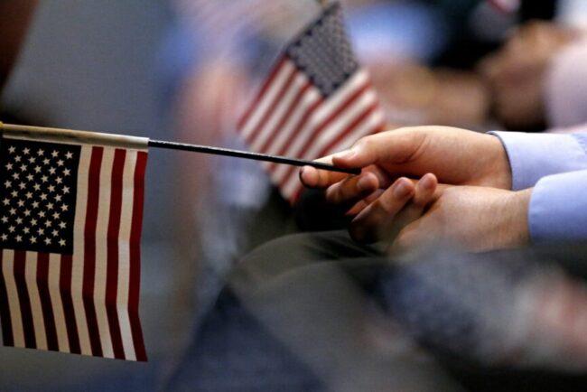 administratia-trump-trimite-solicitantii-de-green-card-inapoi-acasa-pana-la-aprobarea-documentelor