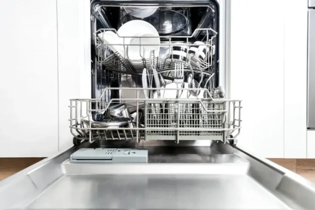 usa-masinii-de-spalat-vase-se-deschide-imediat-dupa-program-sau-trebuie-sa-mai-astepti?-diferenta-care-poate-conta
