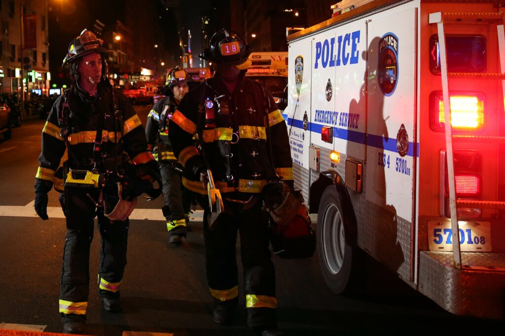 un-mort-si-alte-36-de-persoane-ranite-in-urma-unei-explozii-la-un-santier-naval-din-new-york