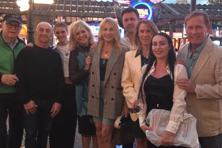 nadia-comaneci-si-a-invitat-oaspetii-in-las-vegas!-in-acelasi-timp,-la-10.000-kilometri-distanta,-la-focsani,-s-a-lansat-o-colectie-de-moda-cu-numele-sau