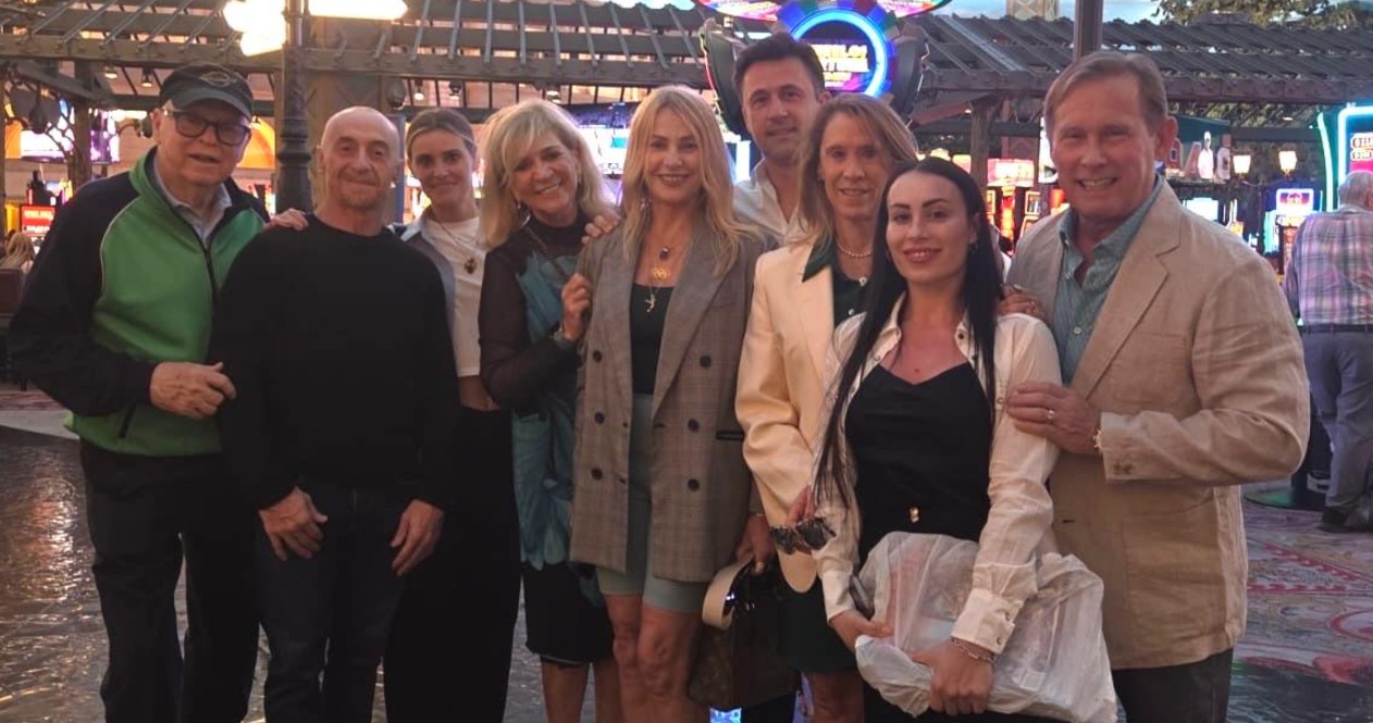 nadia-comaneci-si-a-invitat-oaspetii-in-las-vegas!-in-acelasi-timp,-la-10.000-kilometri-distanta,-la-focsani,-s-a-lansat-o-colectie-de-moda-cu-numele-sau