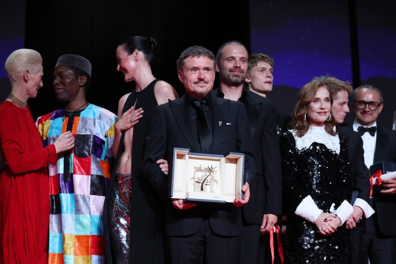 cristian-mungiu-scrie-istorie-la-cannes.-fjord-castiga-palme-dor,-iar-regizorul-roman-ajunge-la-al-doilea-trofeu-al-carierei