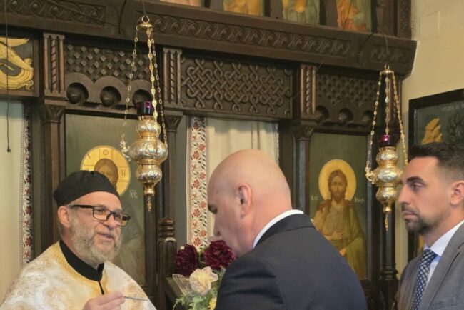 bolojan-a-povestit-cum-fost-abordat,-la-biserica,-cu-o-replica-veche-de-aproape-200-de-ani