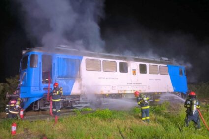 locomotiva-unui-tren-de-pasageri-a-luat-foc,-in-bihor.-care-a-fost-cauza-incendiului