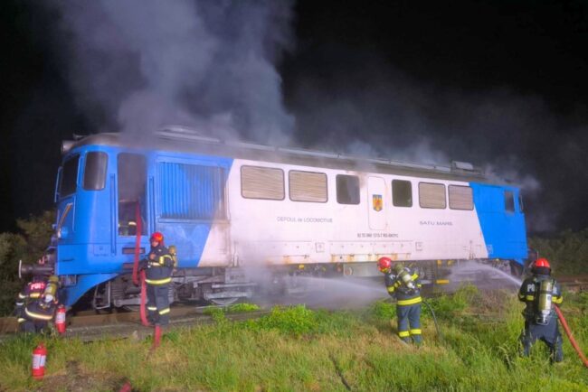 locomotiva-unui-tren-de-pasageri-a-luat-foc,-in-bihor.-care-a-fost-cauza-incendiului