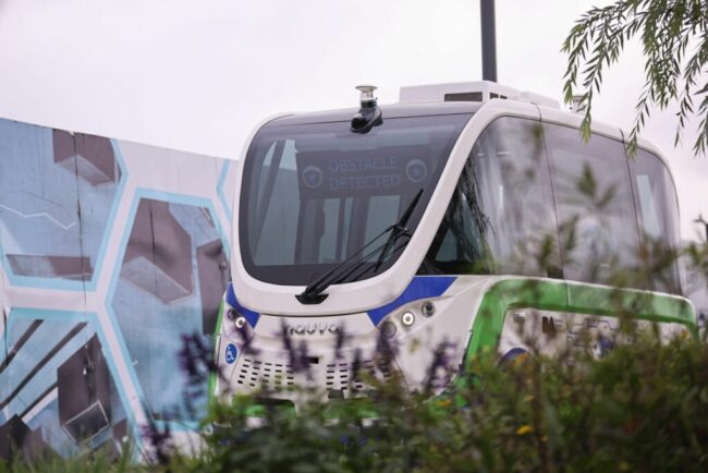 autobuz-fara-sofer-lovit-de-tramvai-chiar-in-ziua-testarii-cu-pasageri-la-bord,-in-suedia
