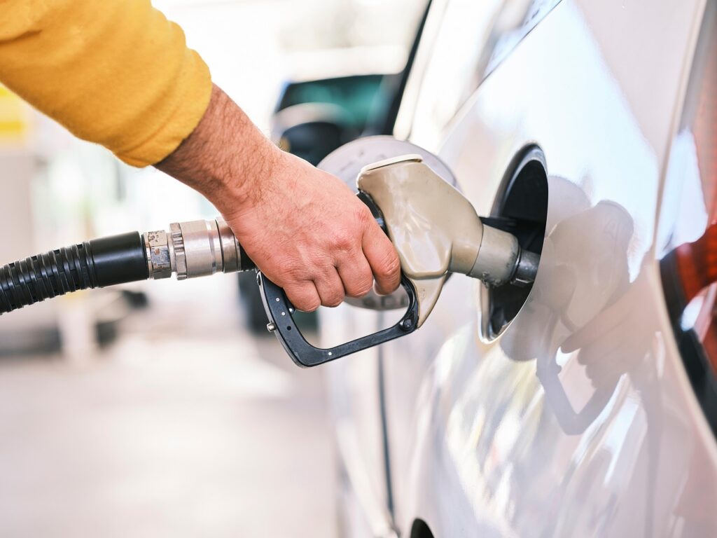 preturi-plafonate-la-carburanti-in-polonia.-soferii-din-tarile-vecine-vin-sa-alimenteze-mai-ieftin