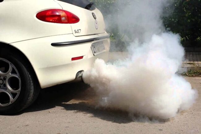 fum-alb-persistent-dupa-incalzirea-motorului:-cand-nu-mai-e-condens-si-incepe-sa-miroasa-a-reparatie-scumpa