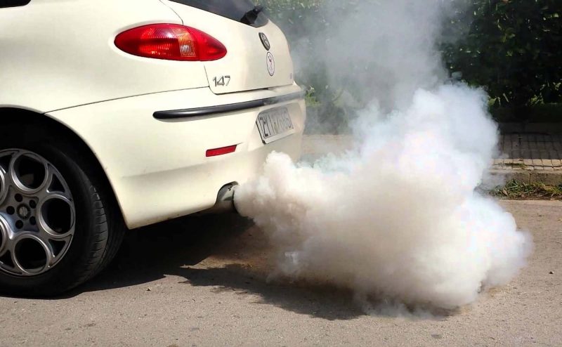 fum-alb-persistent-dupa-incalzirea-motorului:-cand-nu-mai-e-condens-si-incepe-sa-miroasa-a-reparatie-scumpa