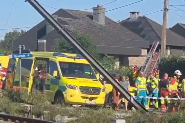 tragedie-in-belgia-dupa-ce-un-tren-a-lovit-un-microbuz-scolar.-mai-multe-victime,-copii-transportati-de-urgenta-la-spital