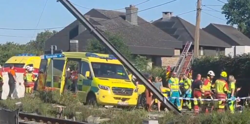 tragedie-in-belgia-dupa-ce-un-tren-a-lovit-un-microbuz-scolar.-mai-multe-victime,-copii-transportati-de-urgenta-la-spital