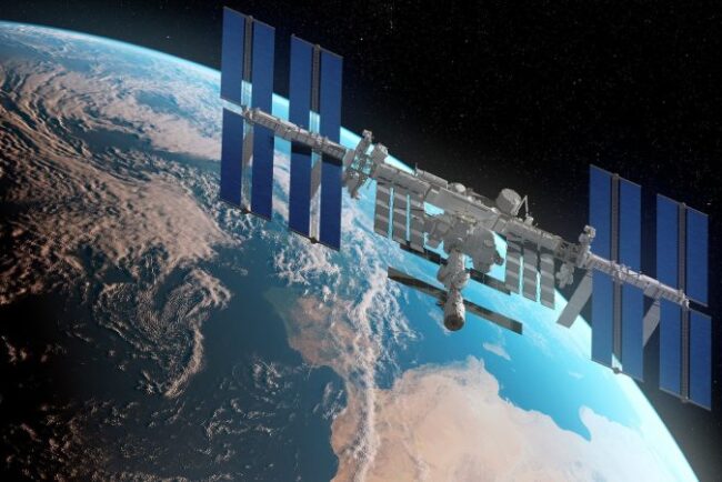 oxigenul-atomic,-inamicul-invizibil-care-roade-statia-spatiala-internationala:-cum-rezista-iss-la-400-de-kilometri-deasupra-pamantului
