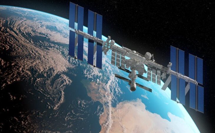 oxigenul-atomic,-inamicul-invizibil-care-roade-statia-spatiala-internationala:-cum-rezista-iss-la-400-de-kilometri-deasupra-pamantului