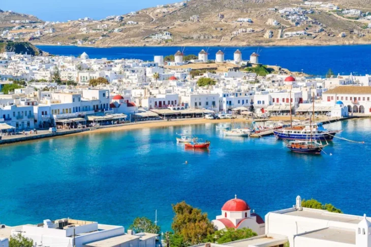 grecia-inaspreste-regulile-pentru-turisti-pe-plaje-turistii-vor-fi-supravegheati-cu-drone-si-risca-amenzi-intre-2000-si-60.000-de-euro-daca-nu-respecta-masurile