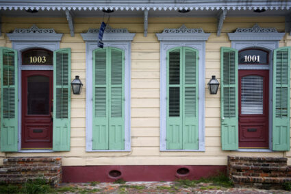 galerie-foto:-cel-mai-european-oras-din-america.-are-case-in-culori-vibrante,-care-atrag-fotografi-din-toata-lumea