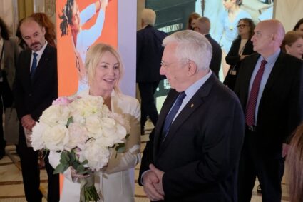 ce-a-primit-nadia-comaneci-de-la-mugur-isarescu.-apoi,-discursul-guvernatorului-bnr-a-impresionat-o-profund