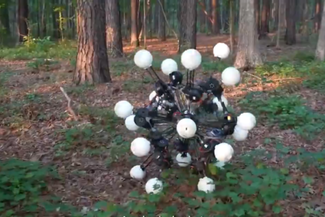 americanii-au-construit-un-robot-cu-20-de-picioare-si-ochi-care-se-misca-si-vede-instantaneu-in-orice-directie