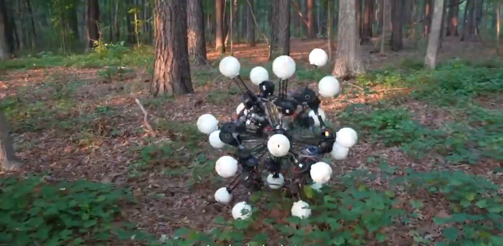americanii-au-construit-un-robot-cu-20-de-picioare-si-ochi-care-se-misca-si-vede-instantaneu-in-orice-directie