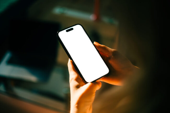 fiecare-zi-caniculara-reduce-durata-de-viata-a-iphone-ului-tau-cu-lunile.-cele-doua-setari-pe-care-trebuie-sa-le-dezactivezi-pentru-a-l-proteja