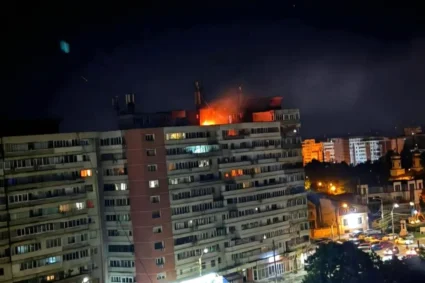 momentul-in-care-o-drona-se-prabuseste-pe-un-bloc-din-galati,-surprins-in-imagini.-explozie-puternica-si-incendiu-la-etajul-10