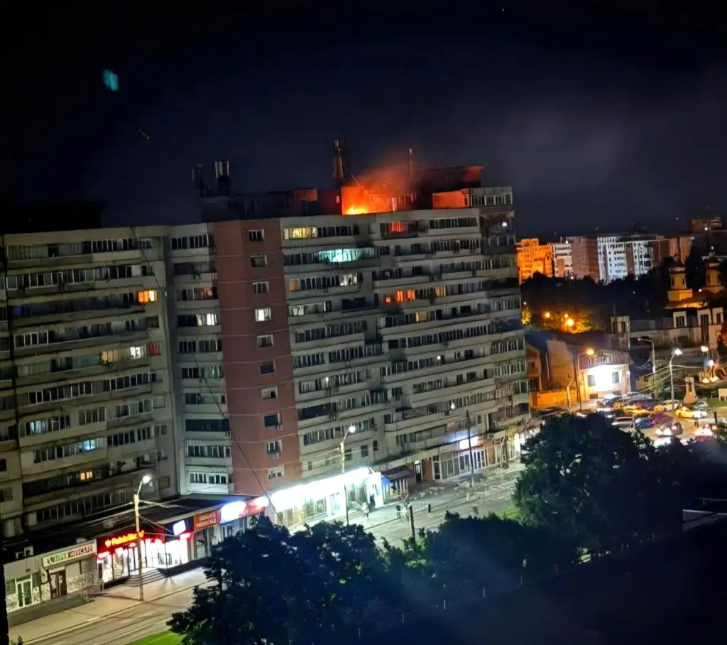 momentul-in-care-o-drona-se-prabuseste-pe-un-bloc-din-galati,-surprins-in-imagini.-explozie-puternica-si-incendiu-la-etajul-10