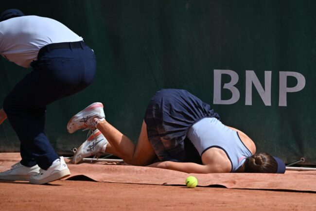 accidentare-incredibila-la-roland-garros.-jucatoarea-s-a-lovit-cumplit-si-a-abandonat!