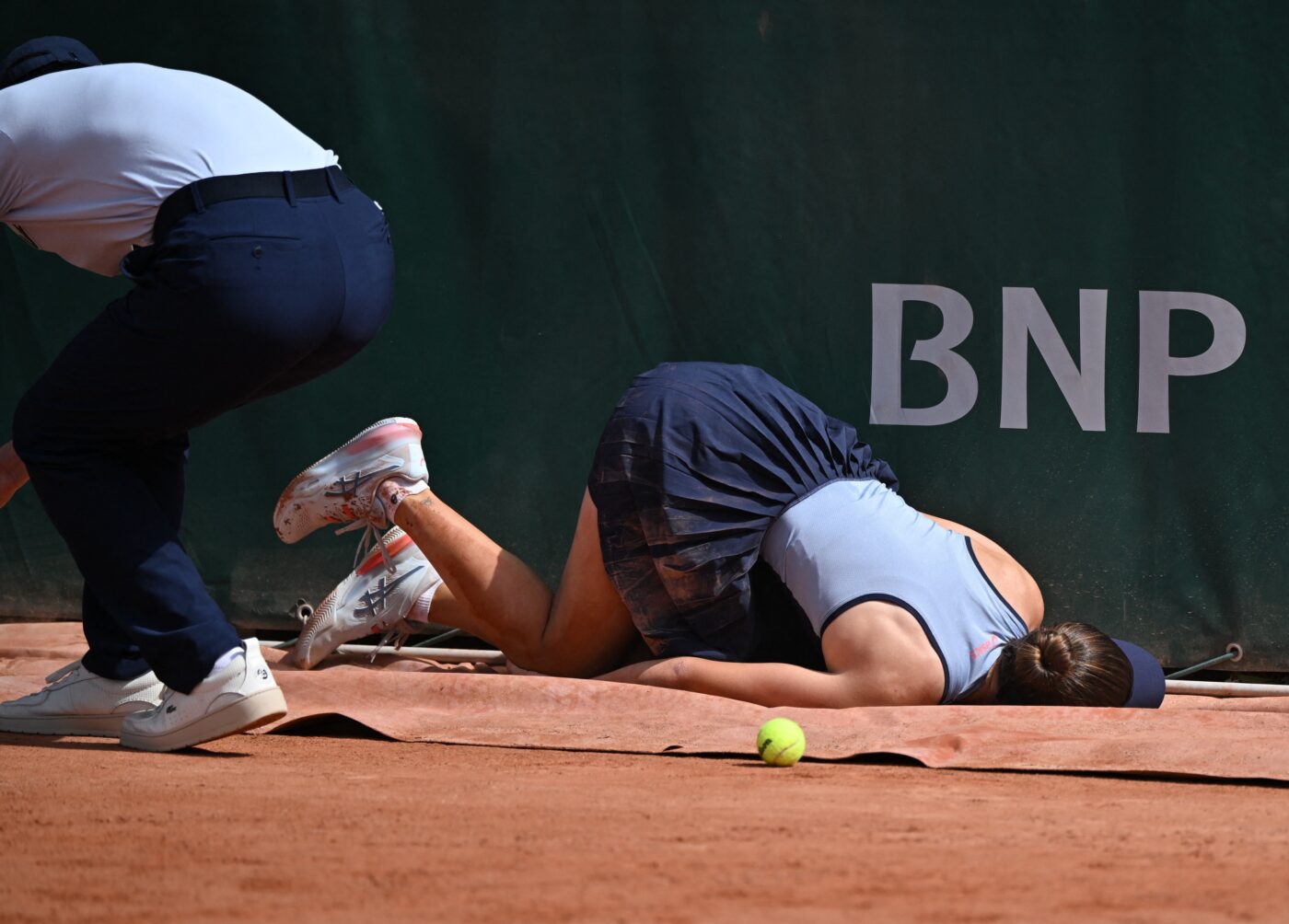 accidentare-incredibila-la-roland-garros.-jucatoarea-s-a-lovit-cumplit-si-a-abandonat!