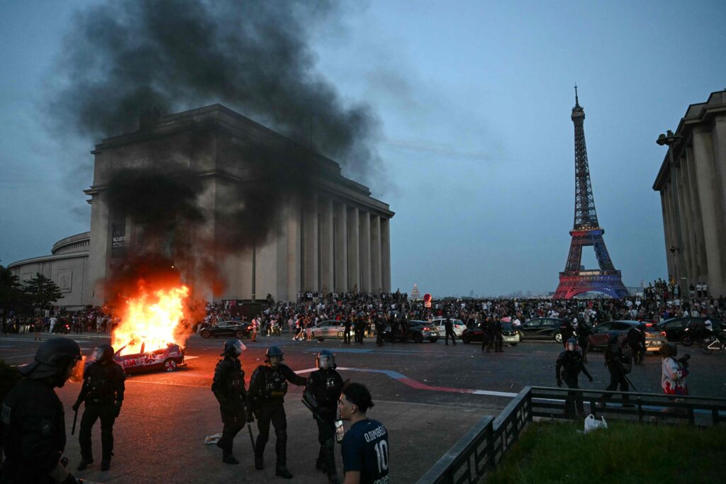 violente-in-centrul-parisului-dupa-victoria-psg-din-finala-ligii-campionilor.-politia-a-facut-sute-de-arestari