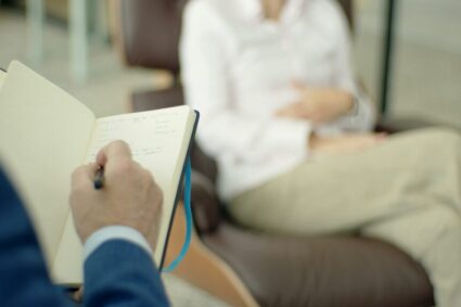 adolescentii-de-peste-16-ani-ar-putea-merge-la-psiholog-fara-acordul-parintilor