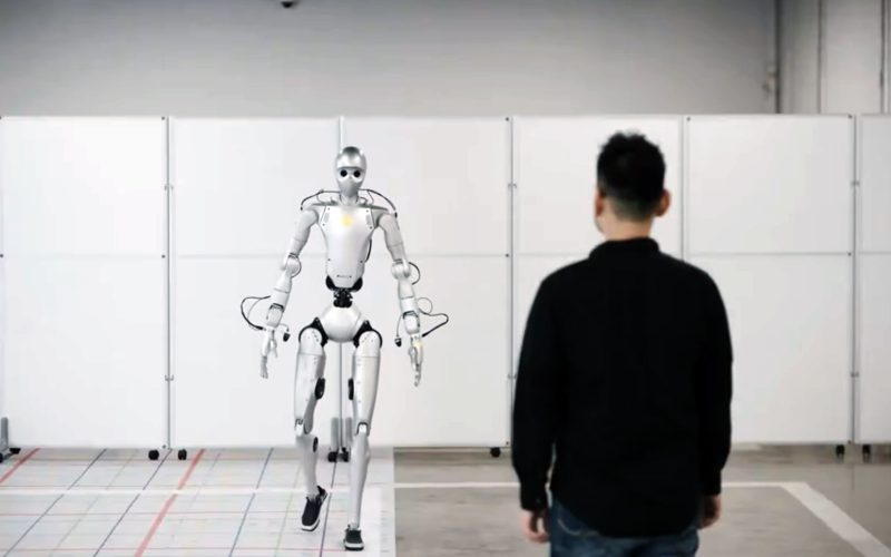 video-|-nvidia-lanseaza-robotul-umanoid-pentru-cercetatori.-isaac-gr00t-are-maini-cu-cinci-degete,-creier-ai-si-senzori
