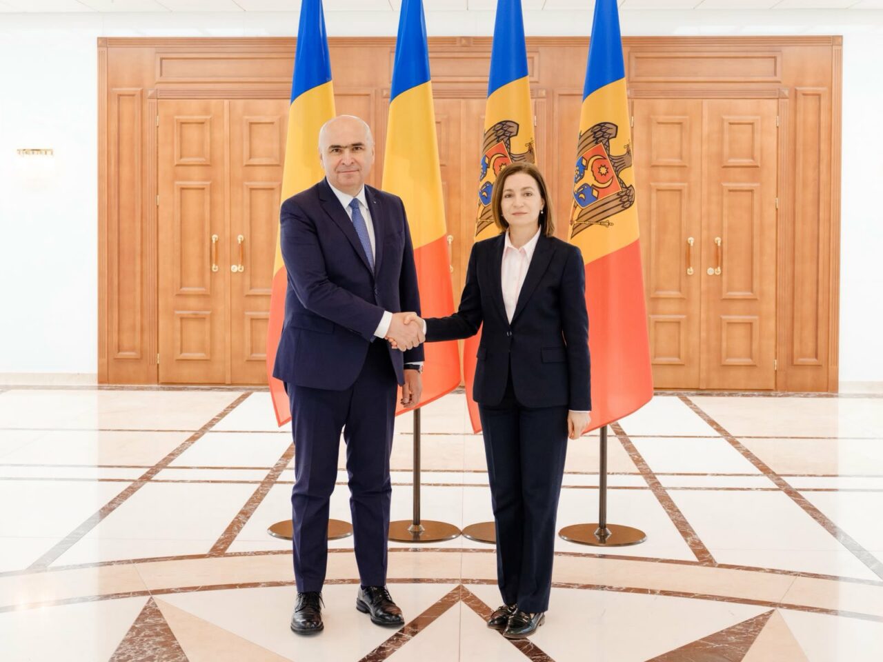 istoricul-bunelor-relatii-dintre-maia-sandu-si-ilie-bolojan.-premierul-demis-a-preferat-vizita-in-moldova-in-locul-csat-ului-pe-drona-din-galati