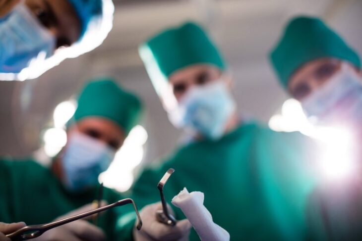 premiera-medicala:-medicii-au-transplantat-simultan-un-ficat-si-doi-rinichi-de-porc-intr-un-corp-uman
