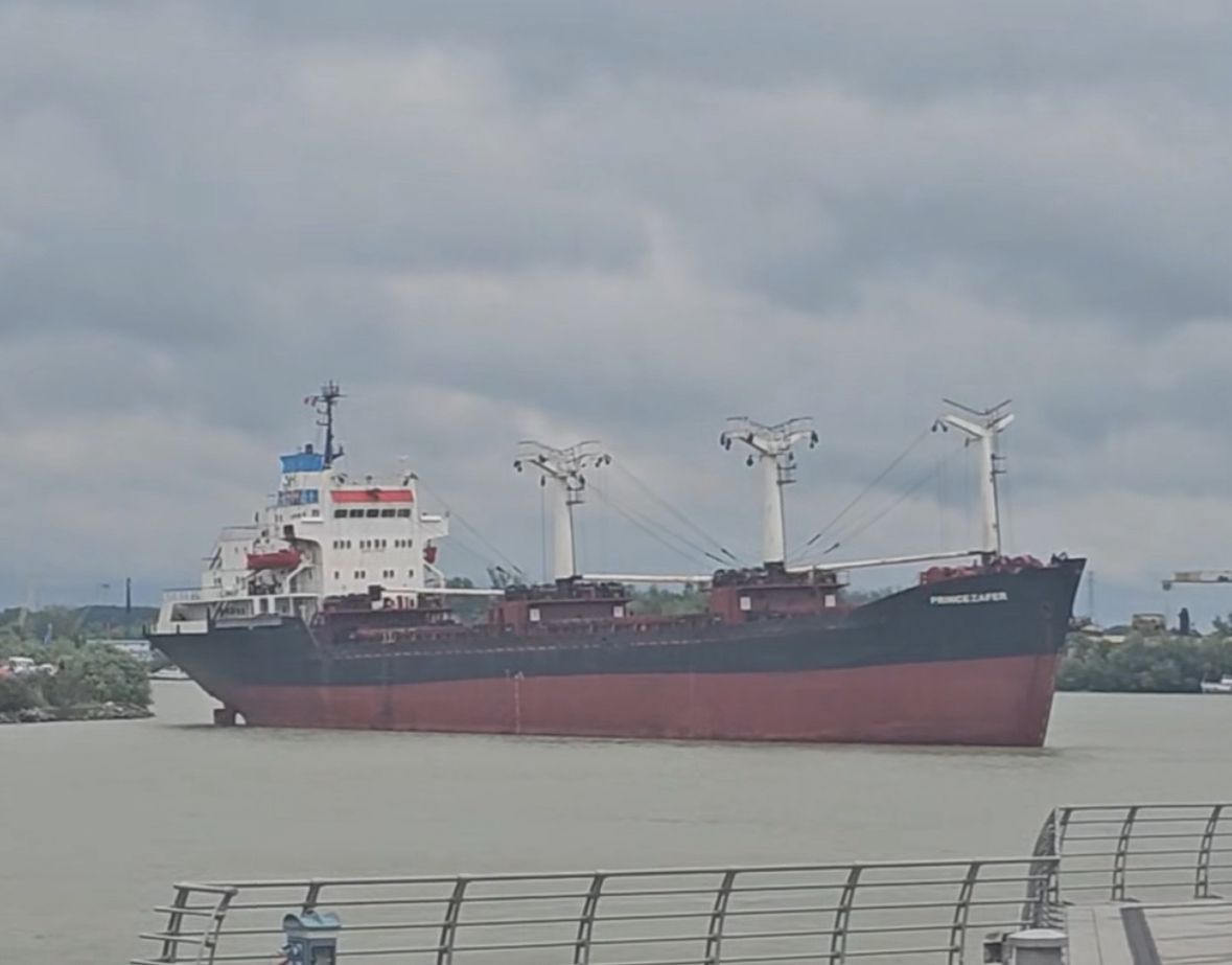 dunarea-aproape-blocata-in-dreptul-orasului-tulcea,-dupa-ce-un-cargo-a-lovit-un-ponton-si-a-fost-la-un-pas-sa-se-izbeasca-de-faleza.-imagini-cu-momentul-impactului