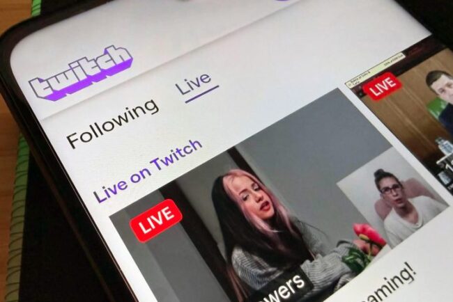 twitch-se-schimba-pentru-generatia-tiktok.-creatorii-vor-putea-transmite-simultan-pe-verticala-si-orizontala