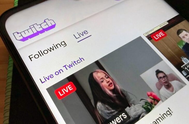 twitch-se-schimba-pentru-generatia-tiktok.-creatorii-vor-putea-transmite-simultan-pe-verticala-si-orizontala