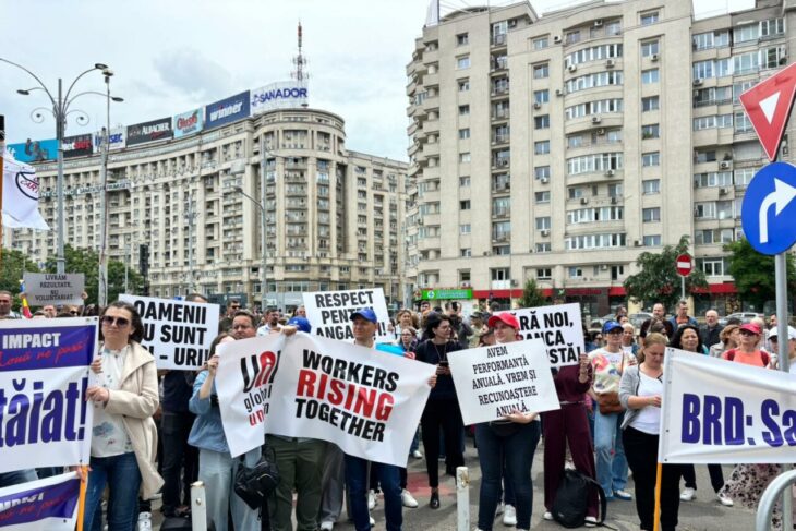 pana-si-angajatii-bancilor-ies-in-strada.-sute-de-persoane-care-lucreaza-la-brd-au-protestat-in-piata-victoriei:-ni-se-taie-tichetele-de-vacanta