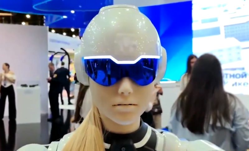 video-|-robotii-prezentati-ca-mandria-tech-a-rusiei-s-au-facut-de-ras.-umanoizi-care-nu-stiau-cum-ii-cheama-si-fotbalisti-mai-mult-pe-tusa-decat-pe-teren