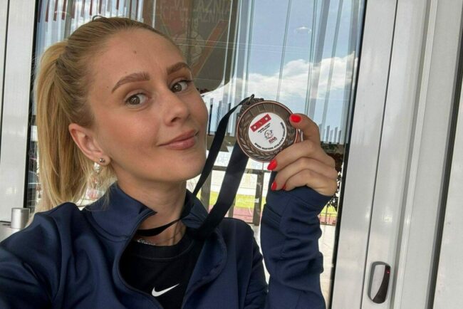 atleta-din-romania-nu-e-legitimata-nicaieri,-se-antreneaza-pe-dealuri-si-la-stadionul-comunal,-dar-face-performanta:-cu-pasiune-si-multa-munca,-poti-reusi