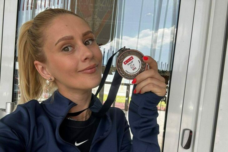 atleta-din-romania-nu-e-legitimata-nicaieri,-se-antreneaza-pe-dealuri-si-la-stadionul-comunal,-dar-face-performanta:-cu-pasiune-si-multa-munca,-poti-reusi