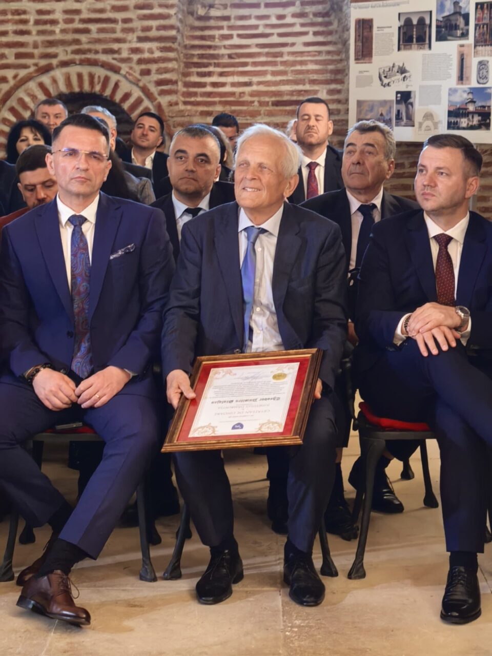 fostul-premier-al-romaniei,-teodor-stolojan,-a-primit-astazi-titlul-de-cetatean-de-onoare-al-judetului-dambovita.-de-ce-i-s-a-acordat-distinctia
