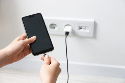 ce-trebuie-conectat-primul,-telefonul-mobil-sau-incarcatorul,-pentru-a-evita-deteriorarea-mecanica-si-electrica